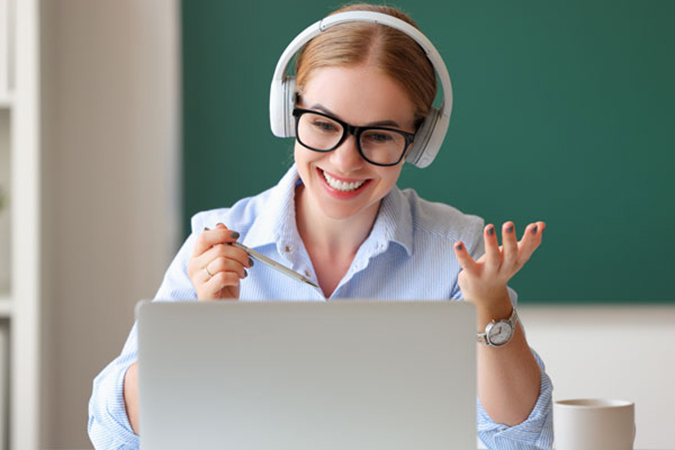 Mentor Interacting with Online Class