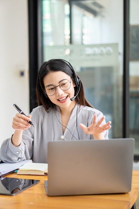 mentor engaging with online students